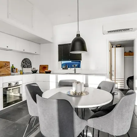 Front In With Kitchen Holiday home