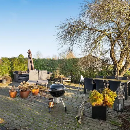 בית נופש 2 Bedroom Amazing In אוטרופ