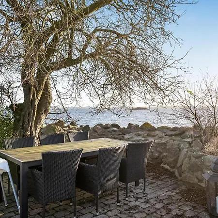 בית נופש 2 Bedroom Amazing In אוטרופ